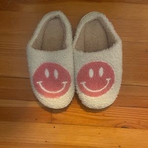 Preppy pink fuzzy smily face slippers